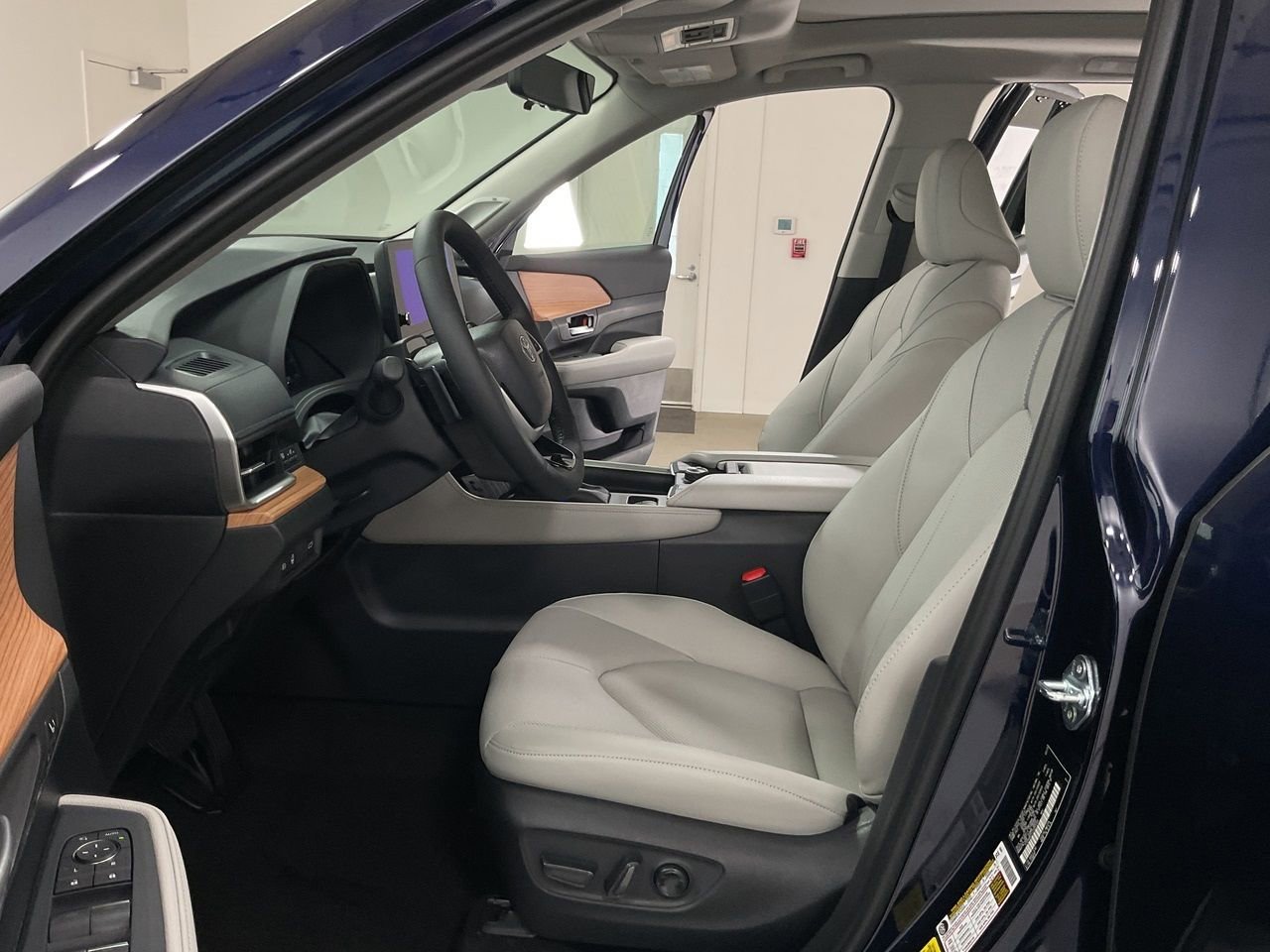 New 2025 Toyota Grand Highlander Platinum image 15