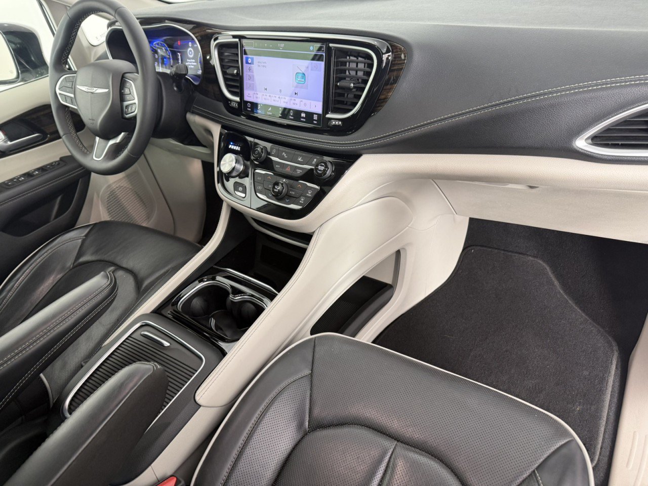 Used 2024 Chrysler Pacifica Limited FWD image 11