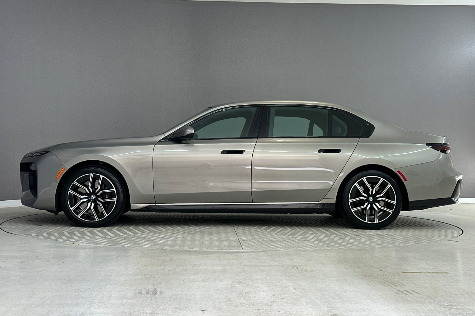 Certified 2023 BMW 740i RWD image 2