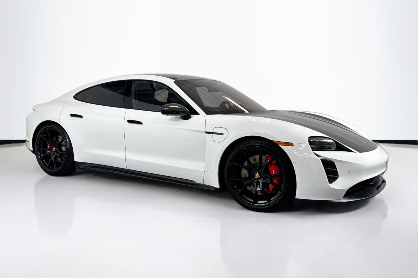 Used 2023 Porsche Taycan GTS image 3