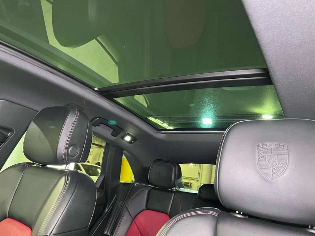 Certified 2023 Porsche Macan AWD/4WD image 18