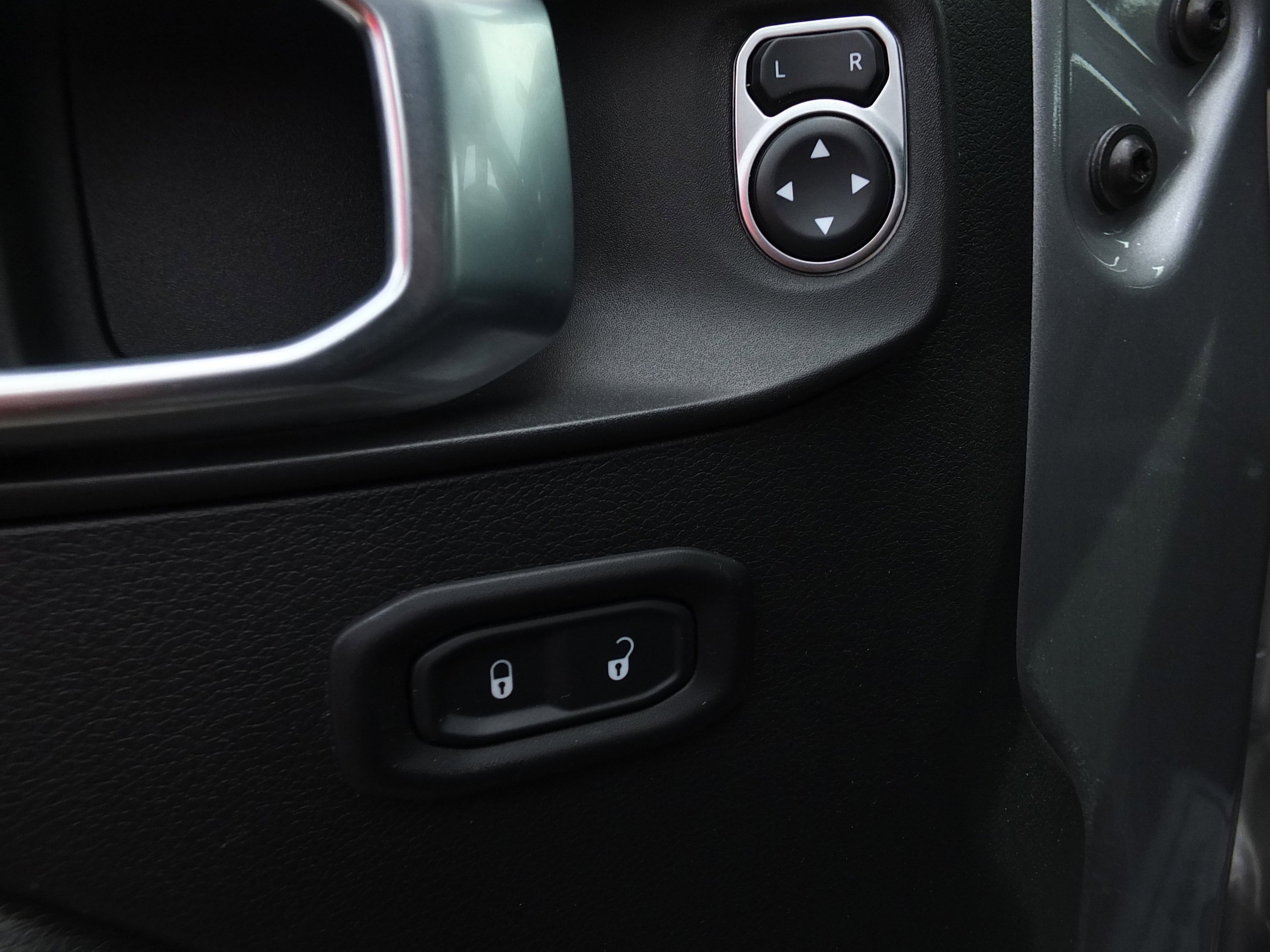 Used 2018 Jeep Wrangler Unlimited Sport S AWD/4WD image 16