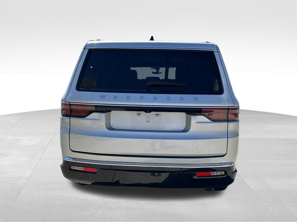 Used 2025 Jeep Wagoneer L Series II AWD/4WD image 8