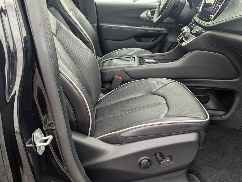Used 2025 Chrysler Pacifica Limited FWD image 27