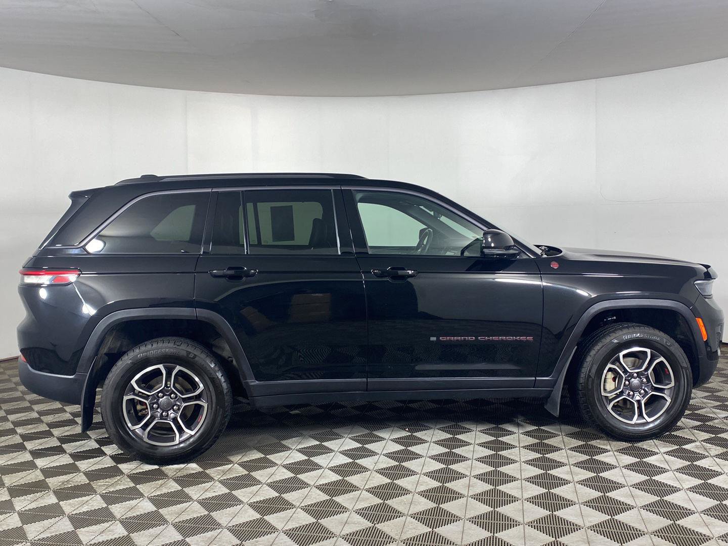 Used 2022 Jeep Grand Cherokee Trailhawk w/ ADV Protech Group II AWD/4WD image 27
