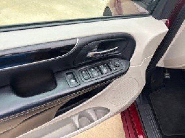 Used 2020 Dodge Grand Caravan SXT FWD image 12