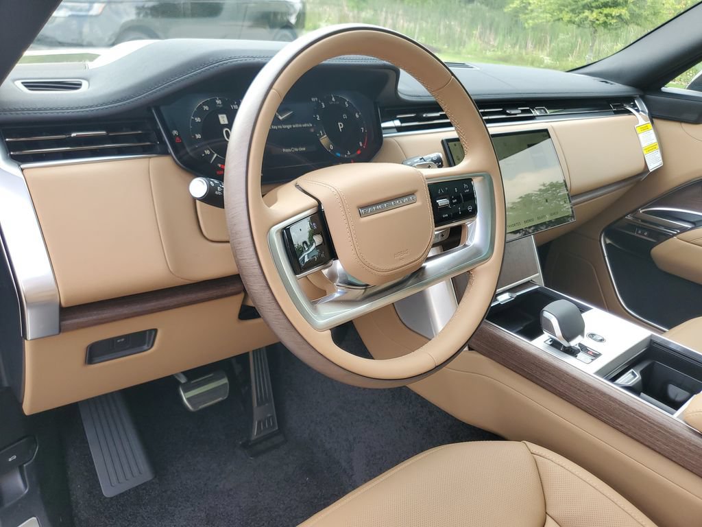 New 2026 Land Rover Range Rover Long Wheelbase SE AWD/4WD image 13