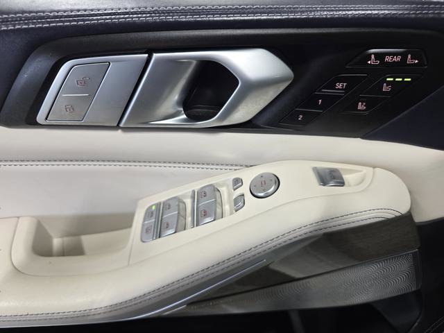 Used 2021 BMW X7 M50i w/ Dynamic Handling Package image 32