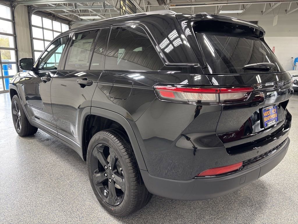 New 2025 Jeep Grand Cherokee Limited w/ Black Appearance Package image 5