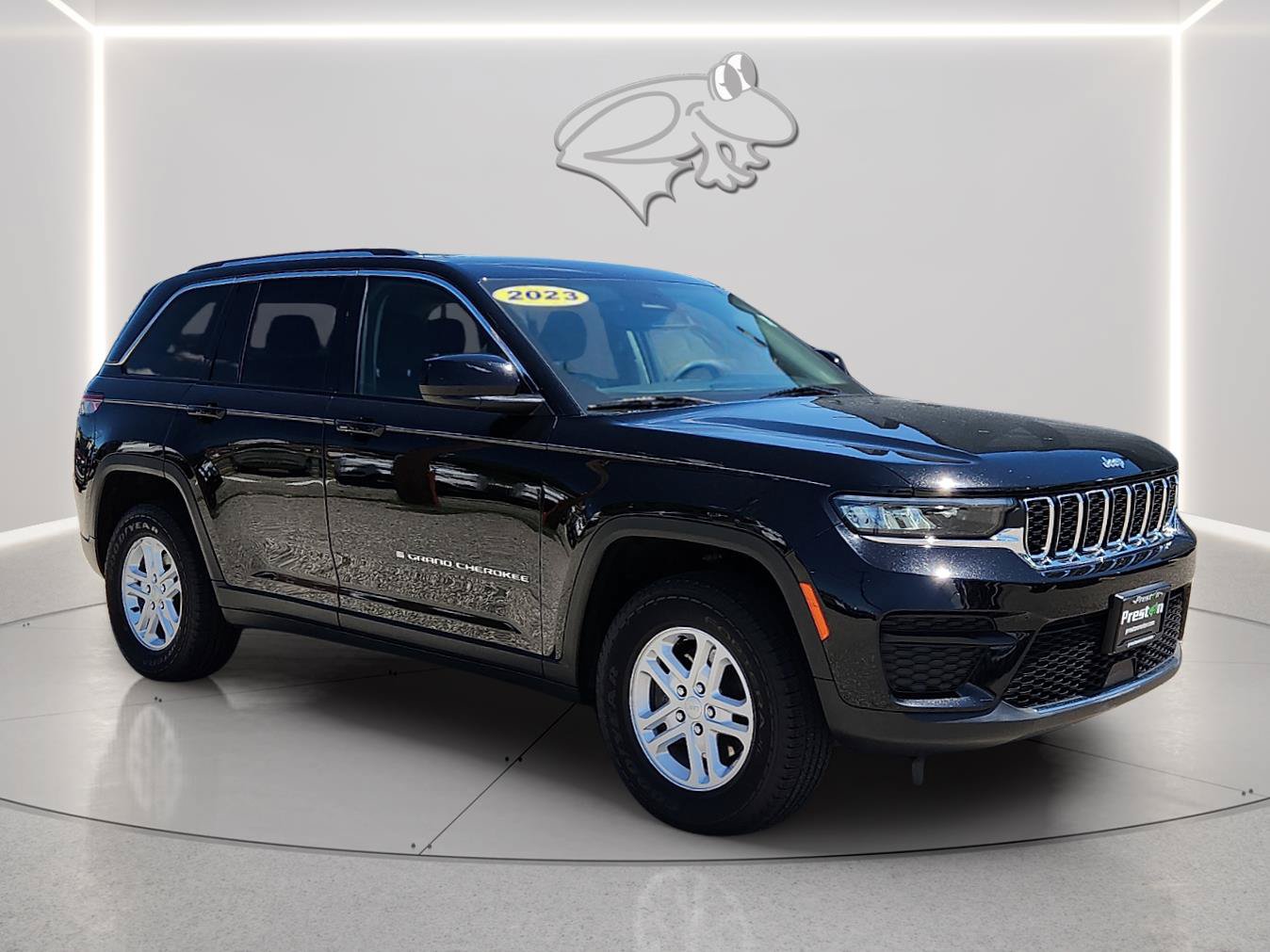 Used 2023 Jeep Grand Cherokee Laredo AWD/4WD image 6