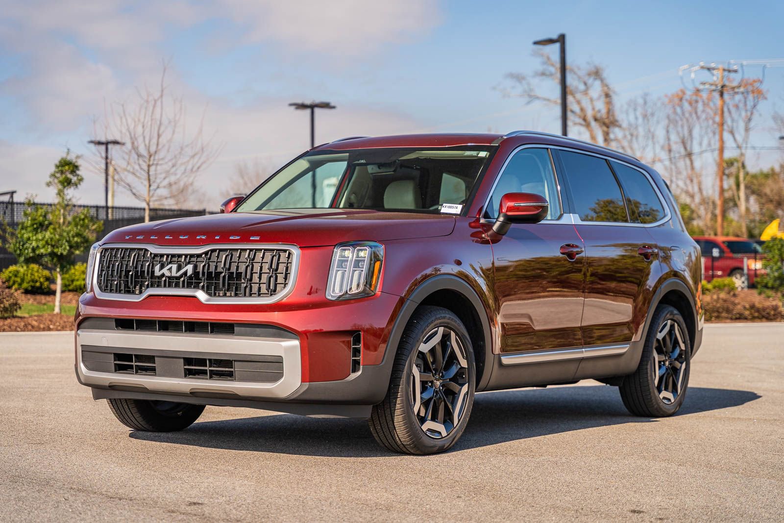 Used 2023 Kia Telluride EX w/ EX Captain's Chair Package image 3
