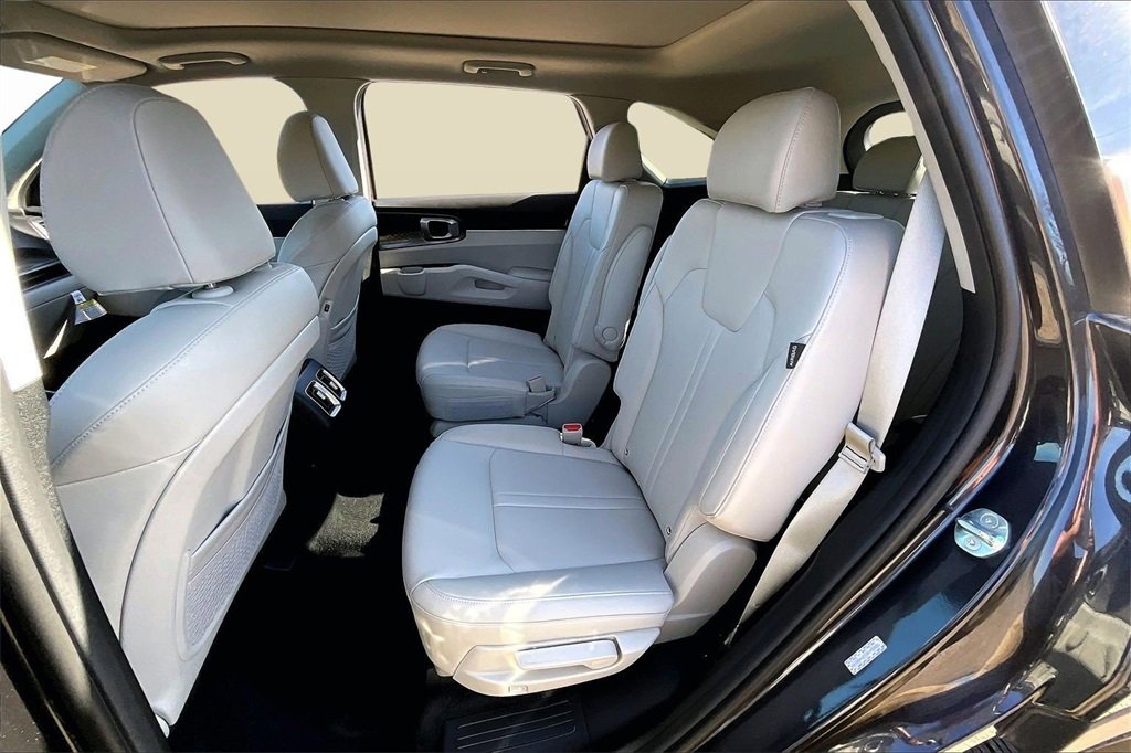 Certified 2025 Kia Sorento EX w/ Panoramic Sunroof Package image 28