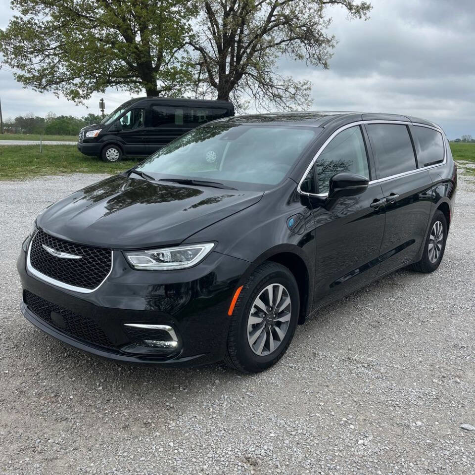 Used 2024 Chrysler Pacifica Limited FWD image 1