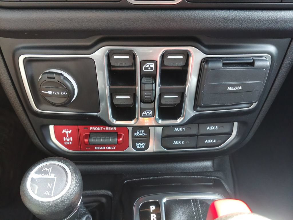 Used 2024 Jeep Gladiator Rubicon w/ Technology Group AWD/4WD image 9