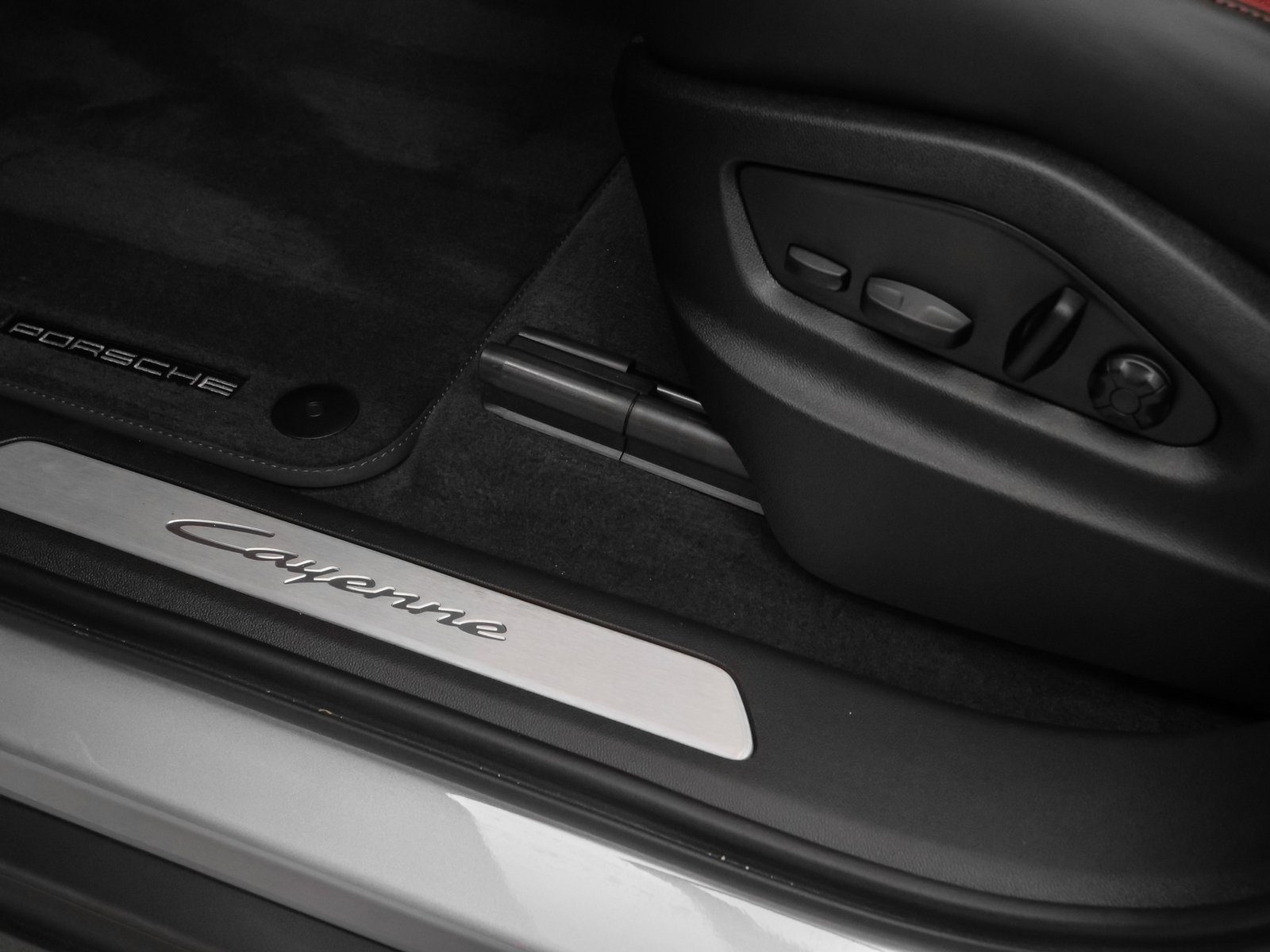 Used 2025 Porsche Cayenne Coupe image 29