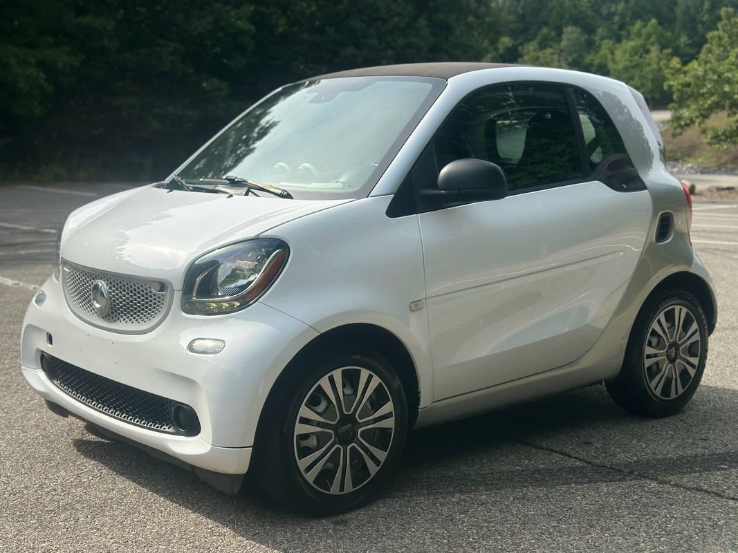 Used 2017 smart fortwo pure RWD image 3