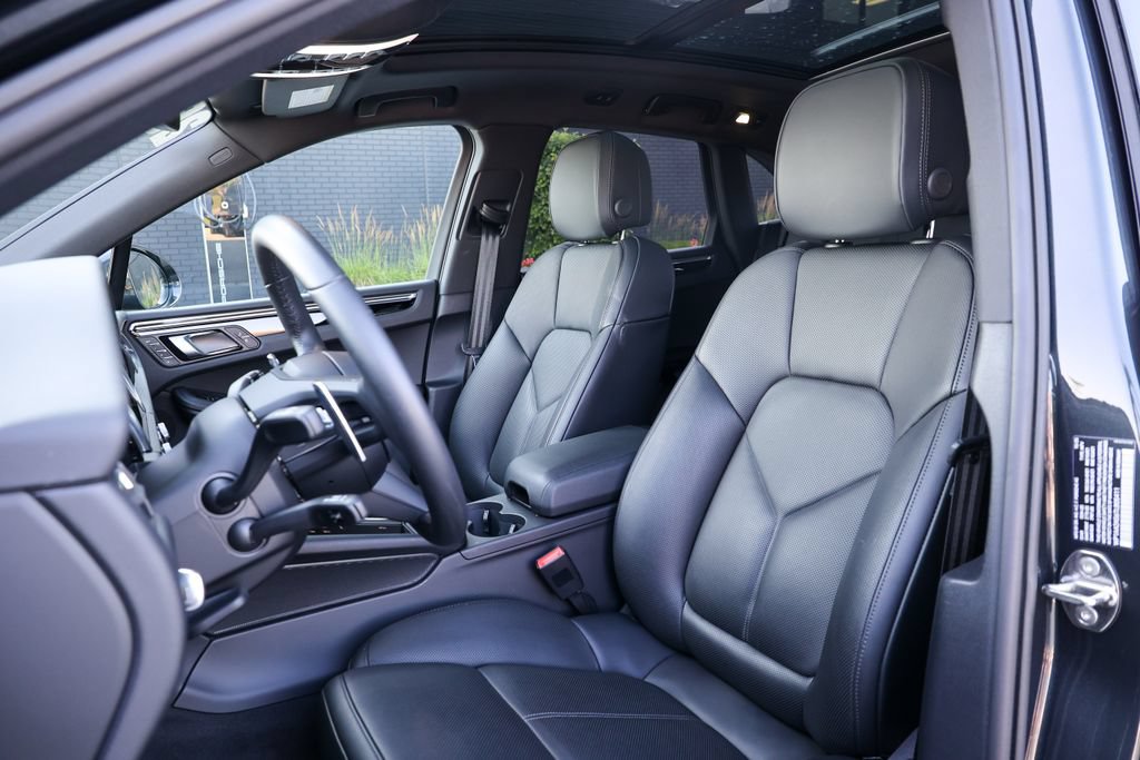 Certified 2026 Porsche Macan Turbo AWD/4WD image 5