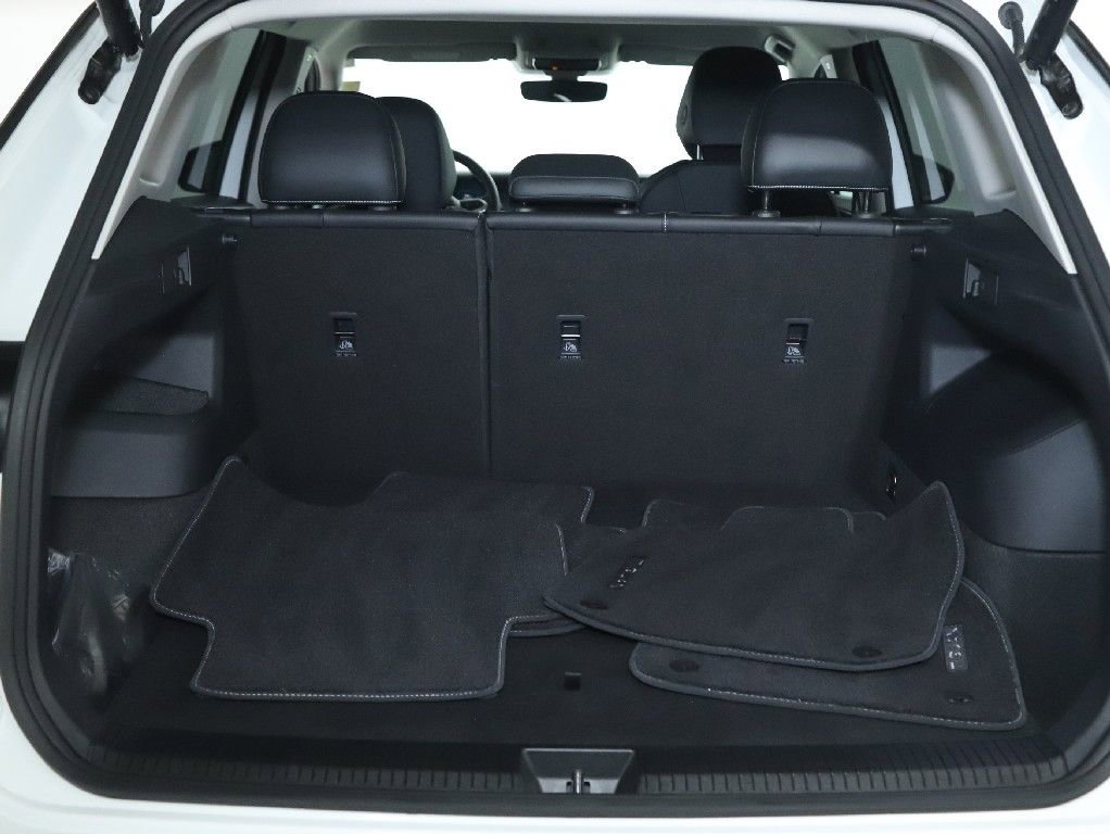Used 2025 Volkswagen Tiguan SE image 28