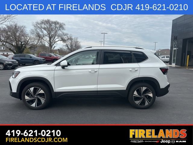 Used 2025 Volkswagen Taos SE AWD/4WD image 4