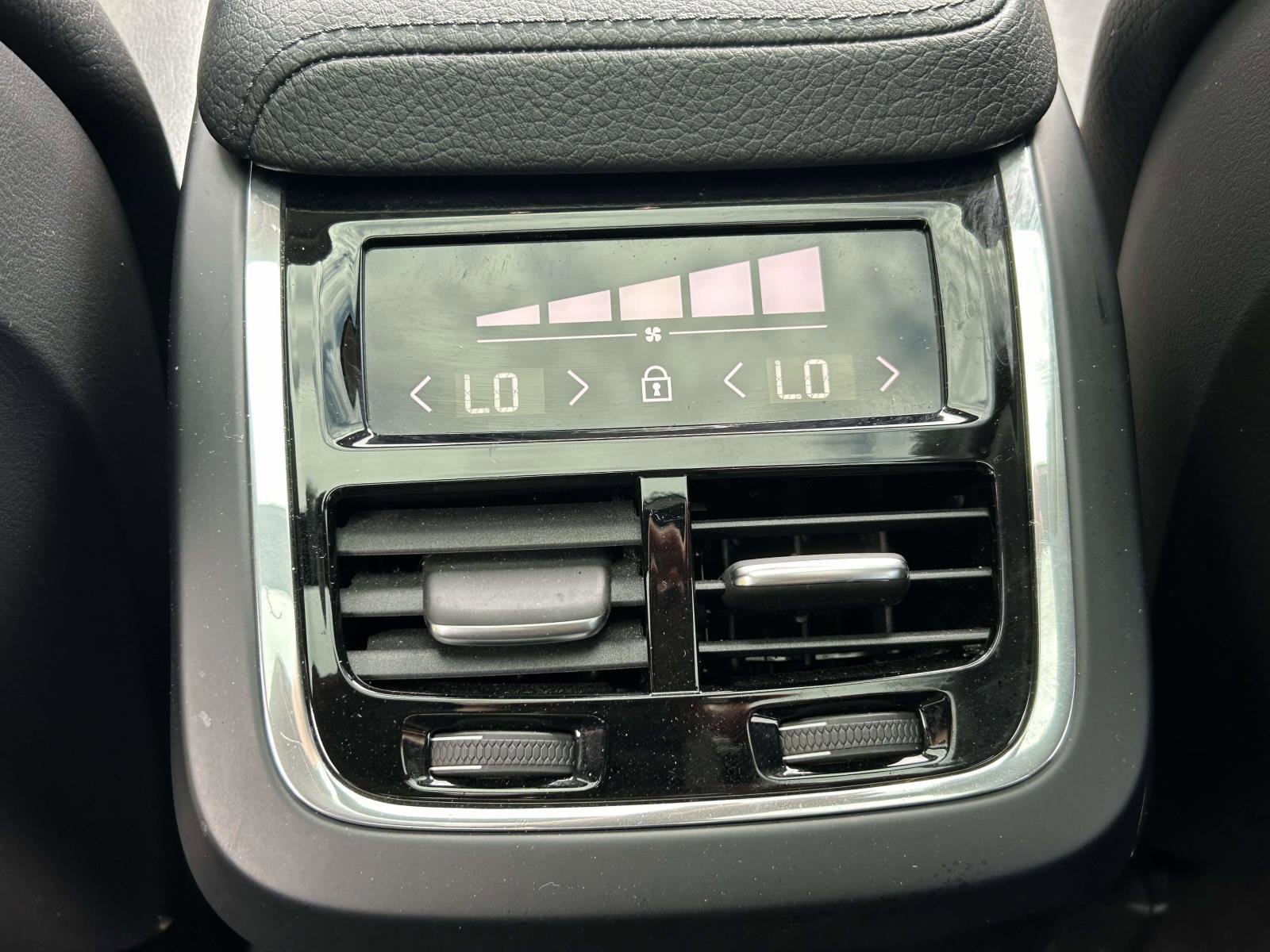 Used 2018 Volvo XC60 T6 Inscription w/ Convenience Package image 16