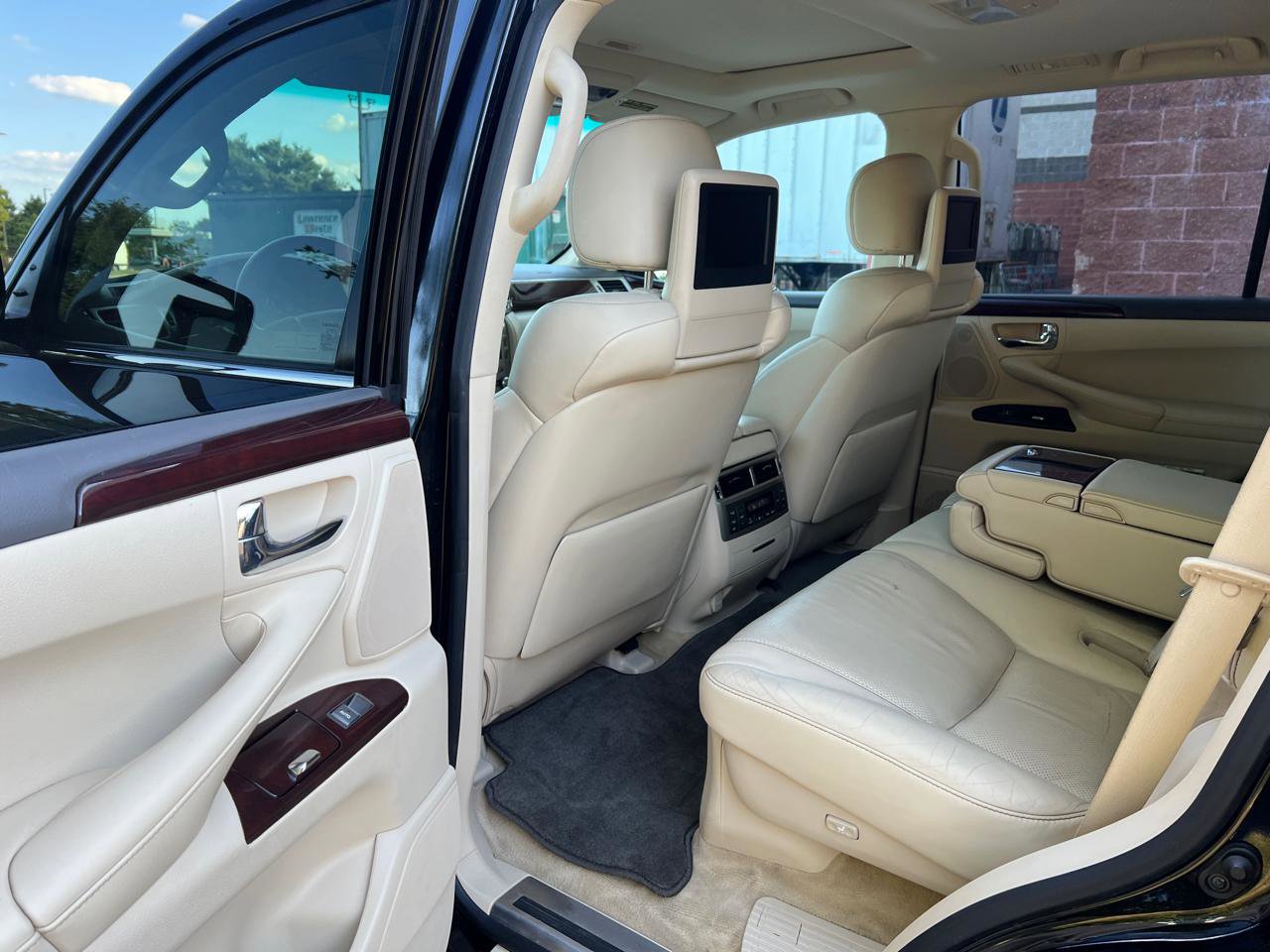 Used 2013 Lexus LX 570 4WD w/ Luxury Pkg image 18