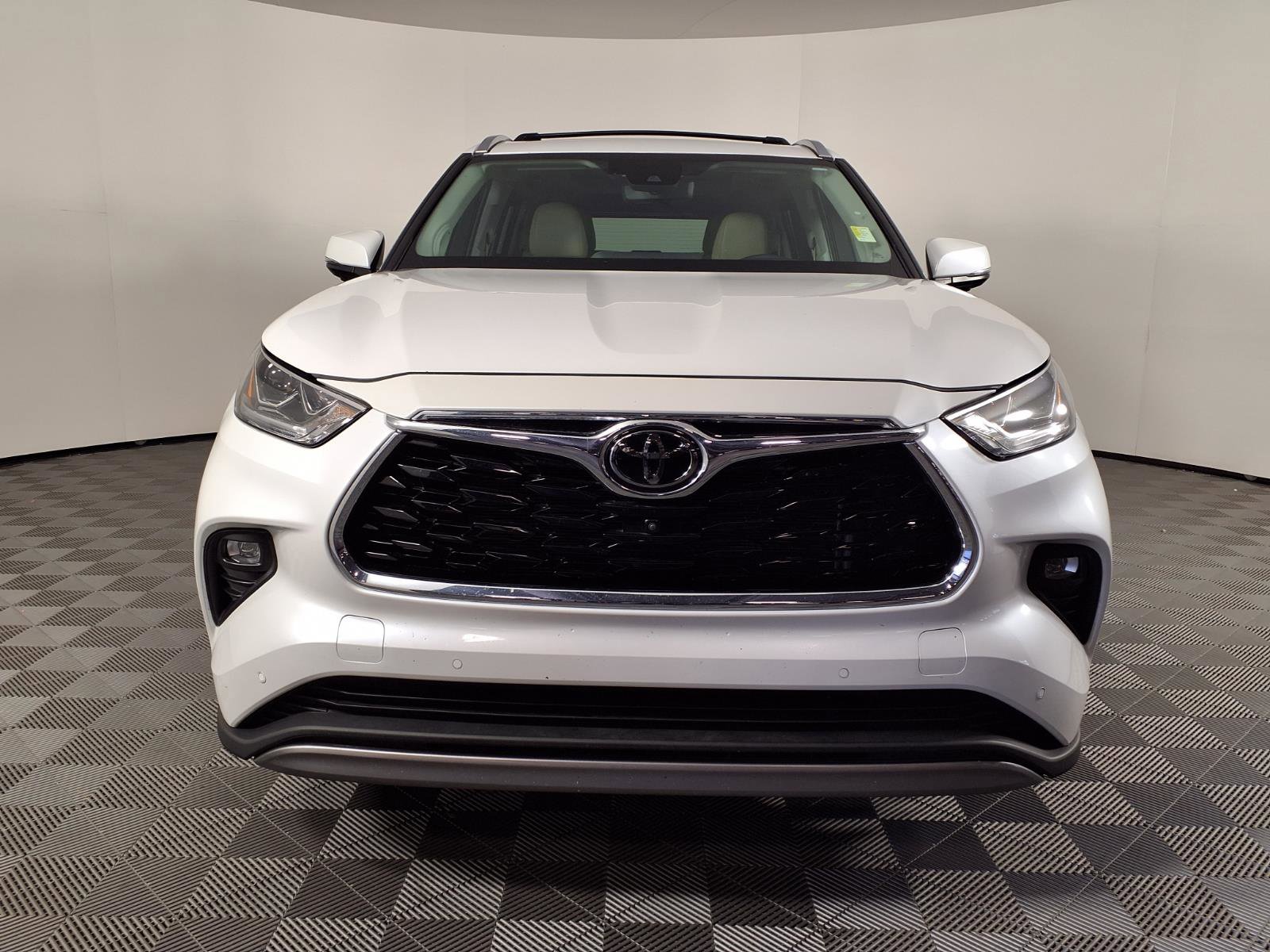 Used 2023 Toyota Highlander Platinum FWD image 2