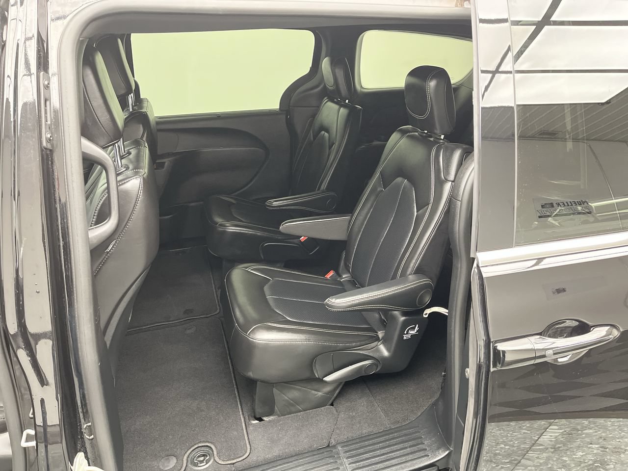 Used 2025 Chrysler Pacifica Select FWD image 11