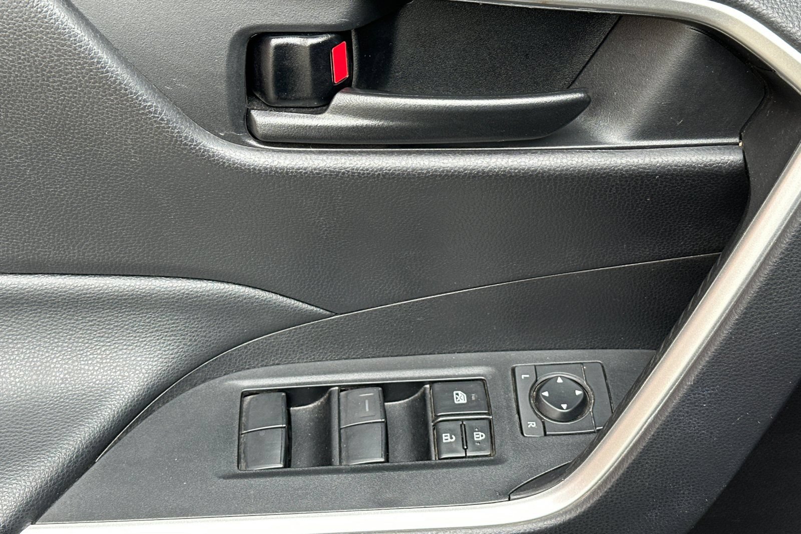 Used 2022 Toyota RAV4 LE AWD/4WD image 14