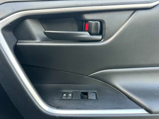 Used 2021 Toyota RAV4 LE image 20