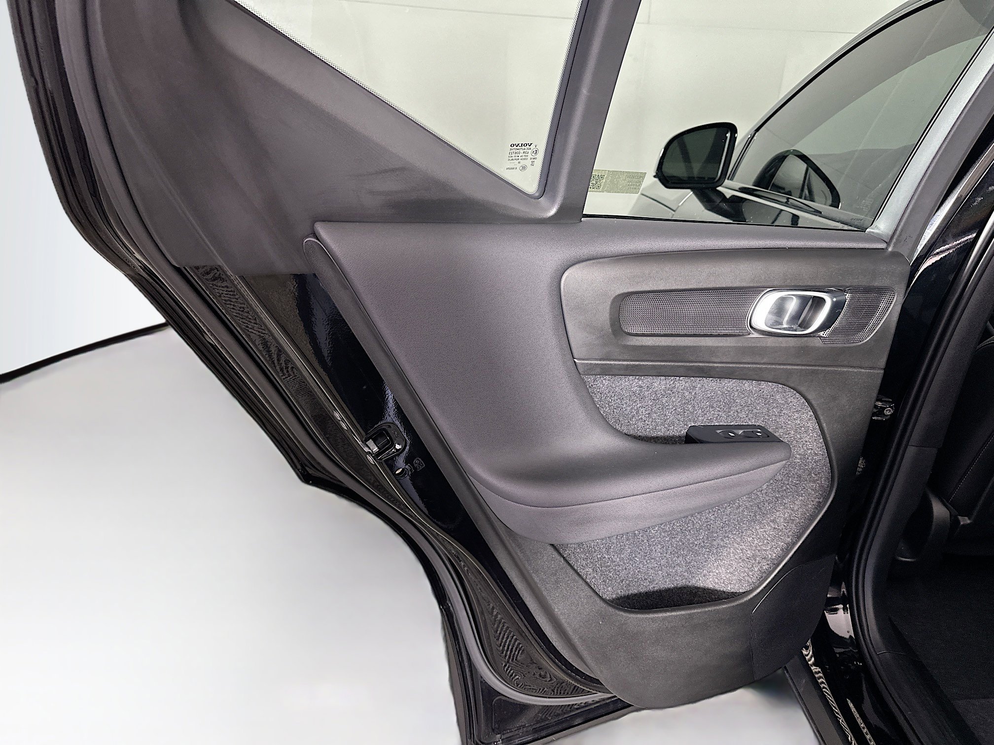 Used 2024 Volvo XC40 B5 Plus image 27