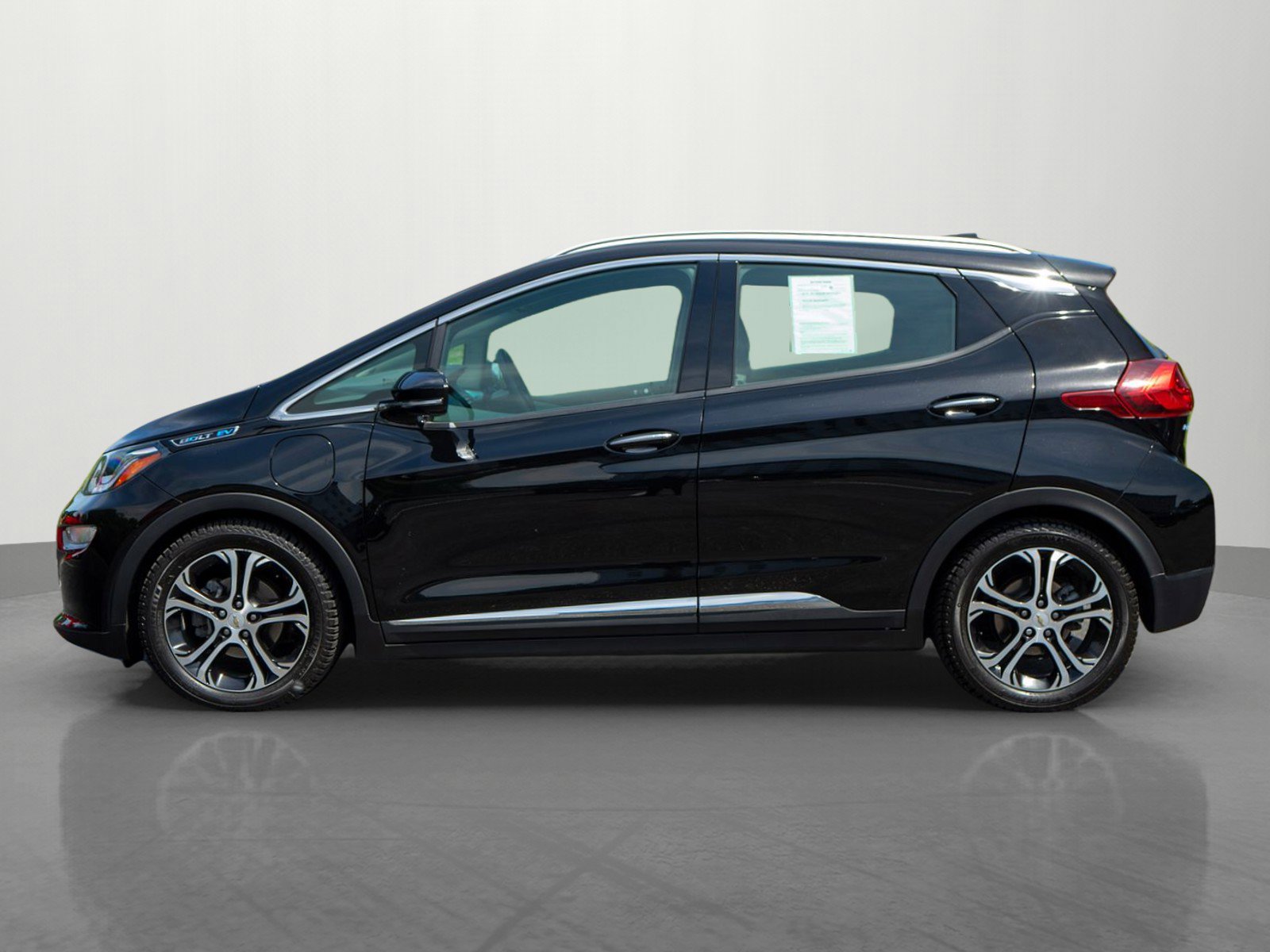 Used 2019 Chevrolet Bolt Premier w/ Infotainment Package FWD image 4