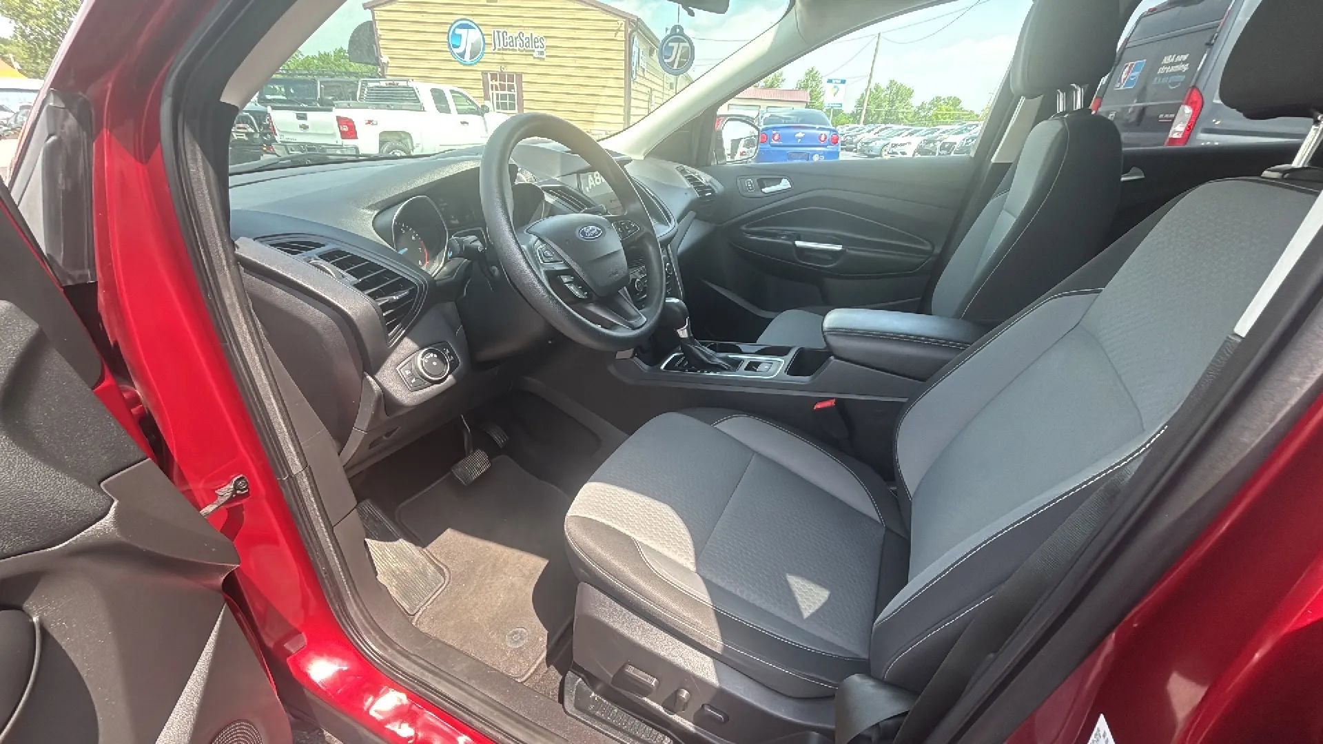 Used 2017 Ford Escape SE w/ Equipment Group 201A AWD/4WD image 2