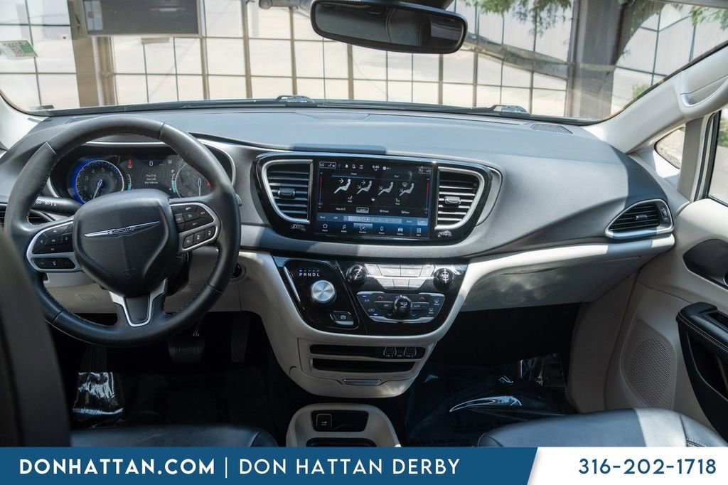 Used 2023 Chrysler Pacifica Touring-L FWD image 5