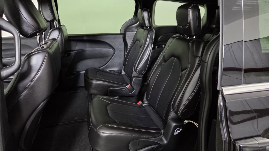 Used 2025 Chrysler Pacifica Select image 30
