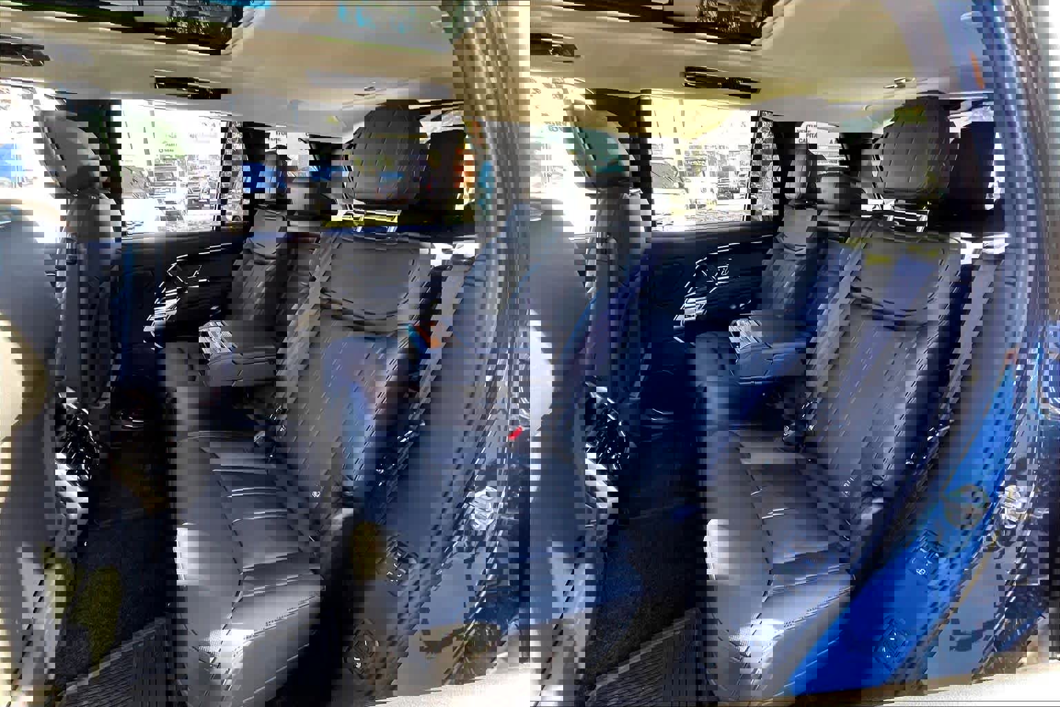 New 2025 Land Rover Range Rover Long Wheelbase SE image 12