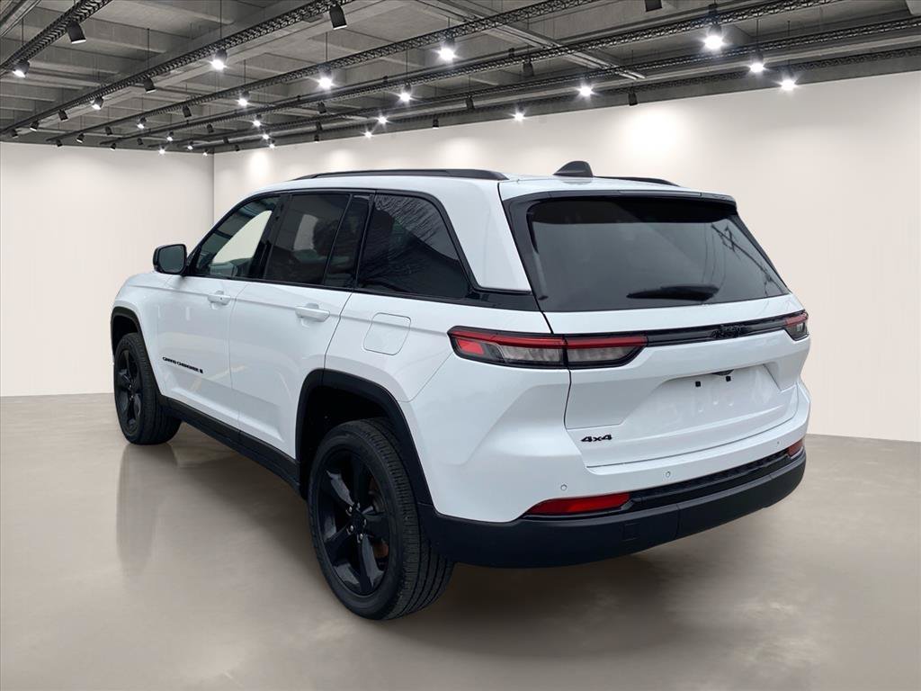 Used 2023 Jeep Grand Cherokee Altitude AWD/4WD image 5