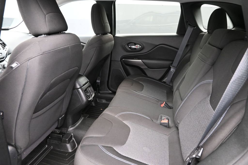 Used 2019 Jeep Cherokee Latitude w/ Popular Appearance Group FWD image 22