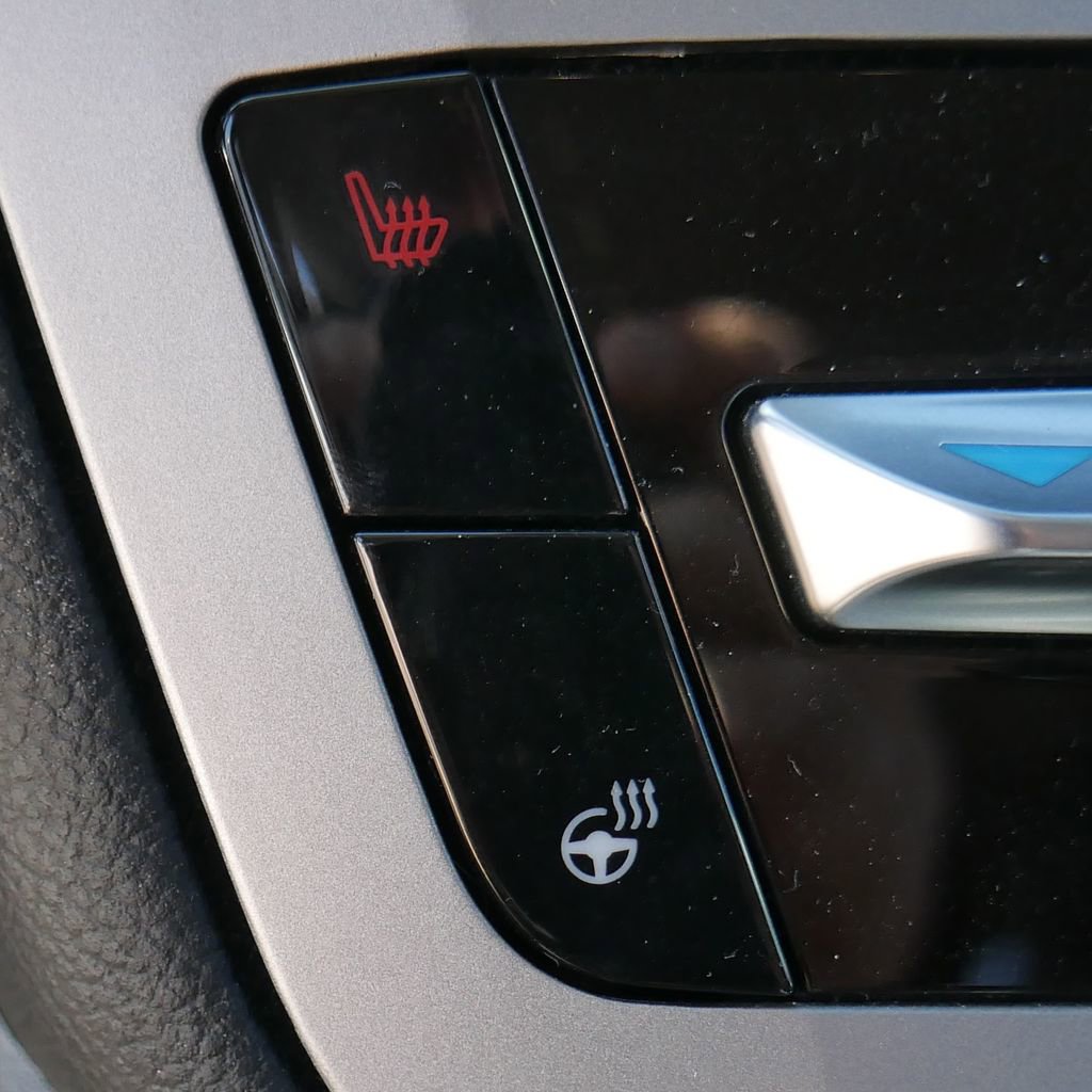 Used 2022 Ford Explorer XLT w/ Equipment Group 202A image 7