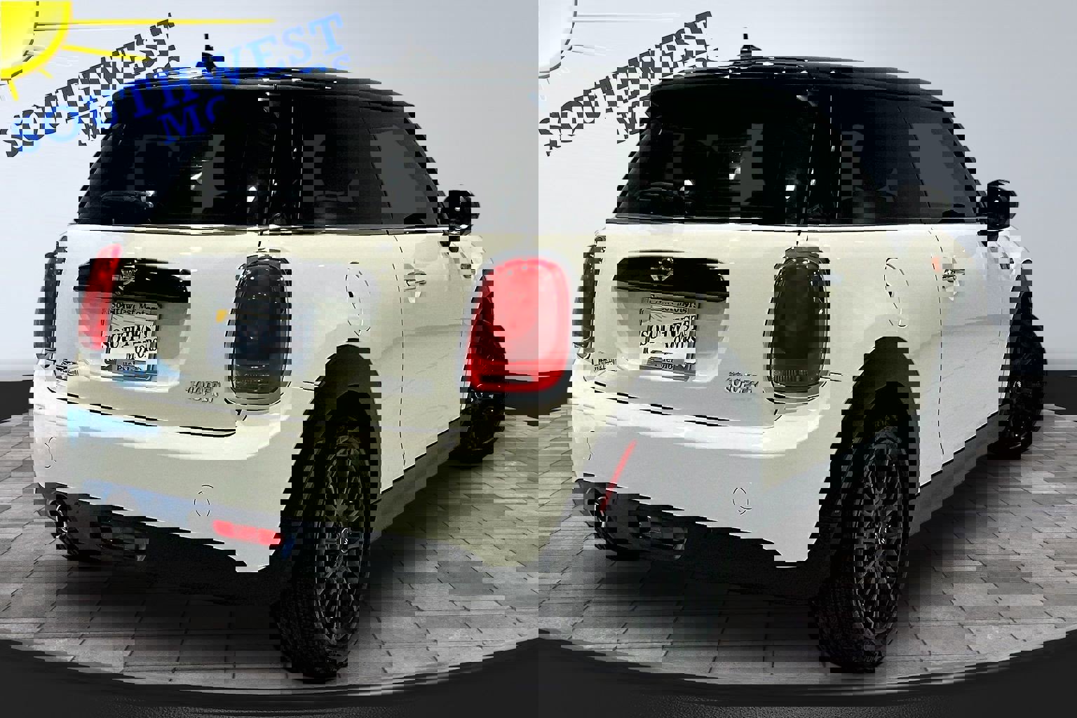 Used 2018 MINI Cooper 2-Door Hardtop w/ Premium Package image 6