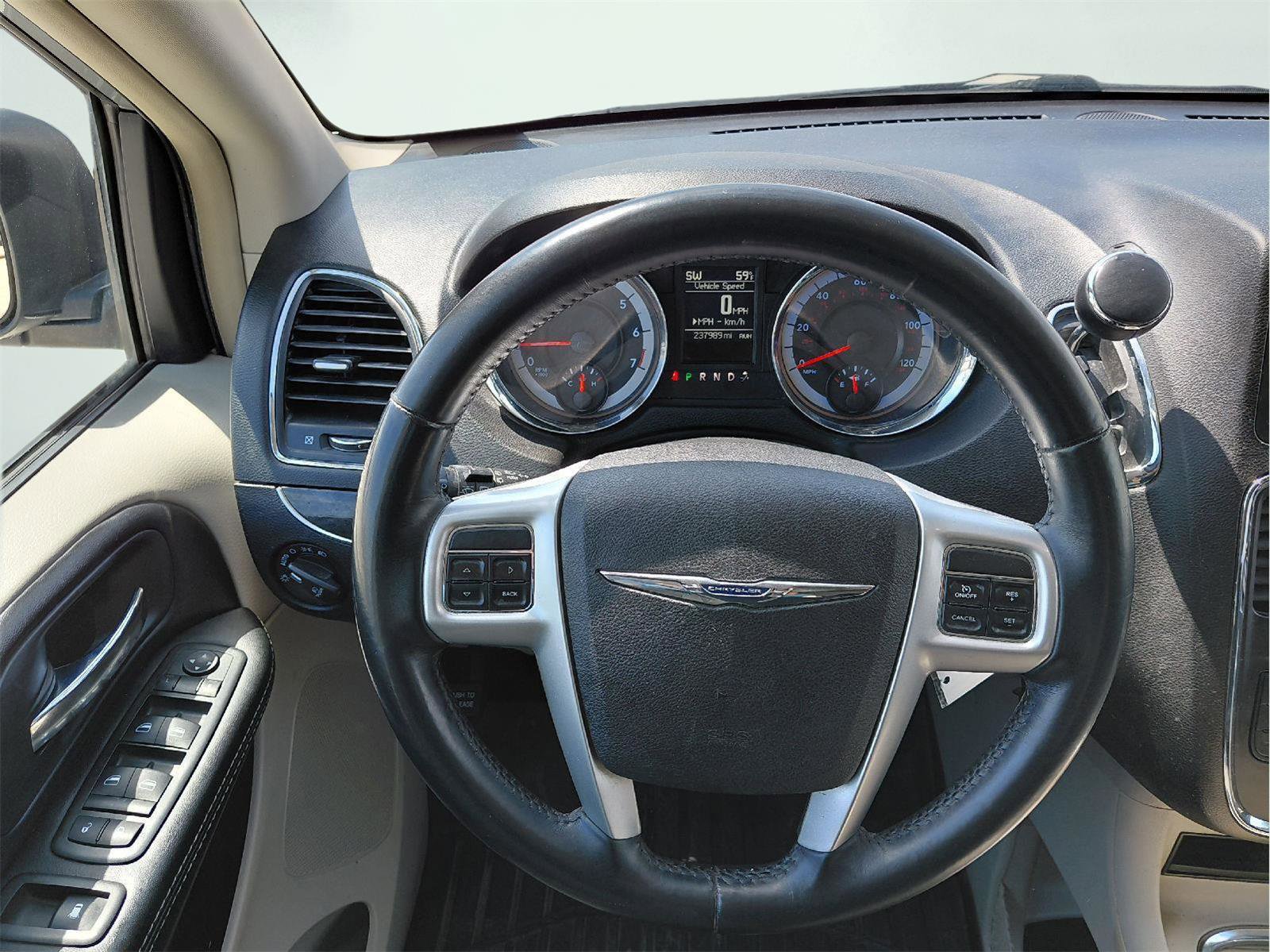 Used 2015 Chrysler Town & Country Touring FWD image 37