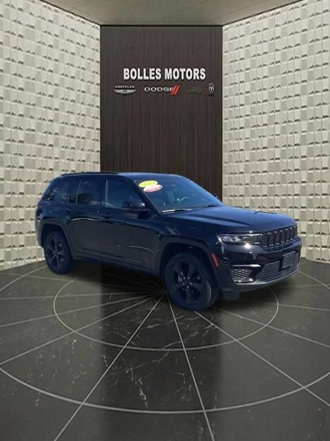 Used 2023 Jeep Grand Cherokee Altitude AWD/4WD image 2