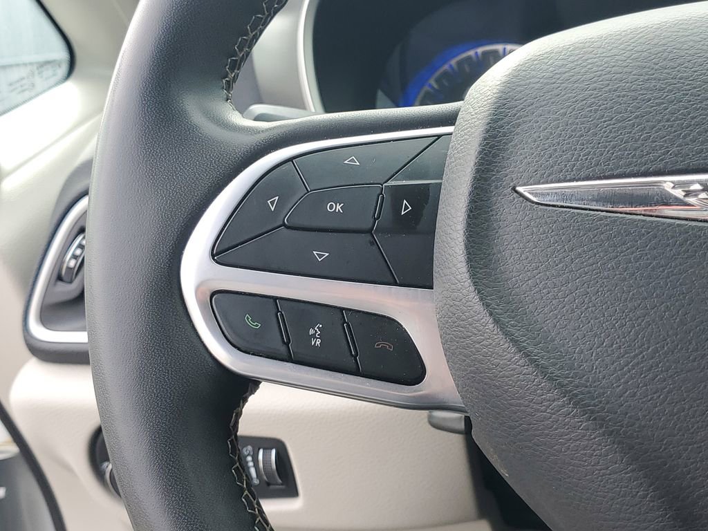 Used 2023 Chrysler Pacifica Touring-L FWD image 24