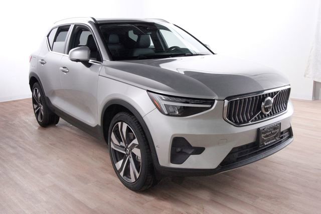Certified 2025 Volvo XC40 B5 Core w/ Climate Package AWD/4WD image 3