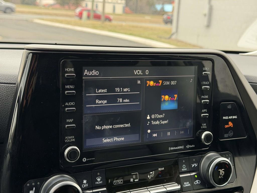 Used 2022 Toyota Highlander XLE image 3