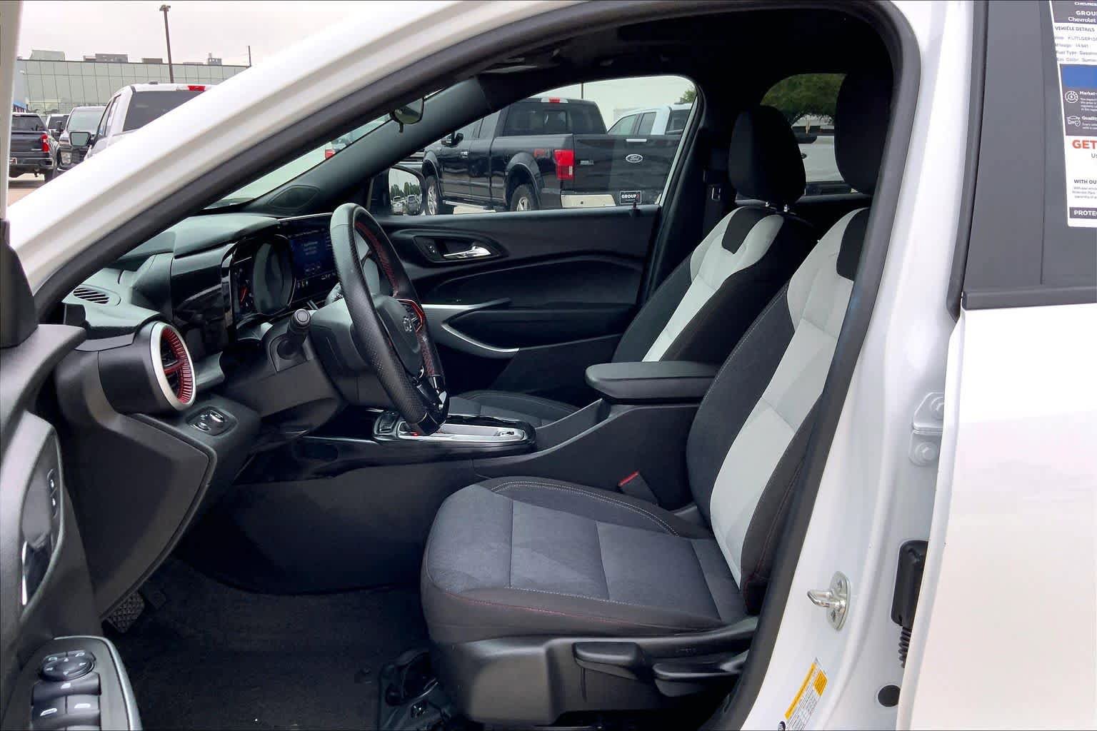 Used 2025 Chevrolet Trax RS w/ Sunroof Package FWD image 8