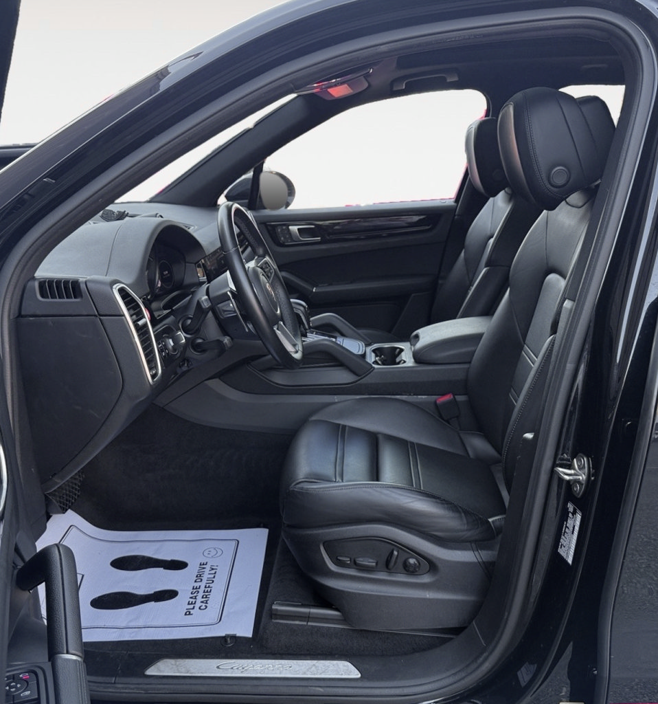 Used 2022 Porsche Cayenne w/ Premium Package AWD/4WD image 12