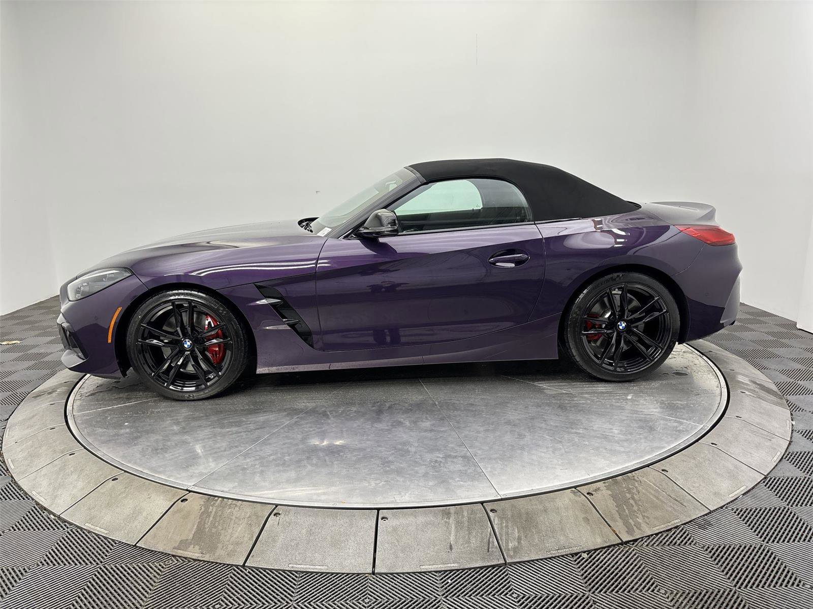 Used 2024 BMW Z4 M40i w/ Premium Package image 16