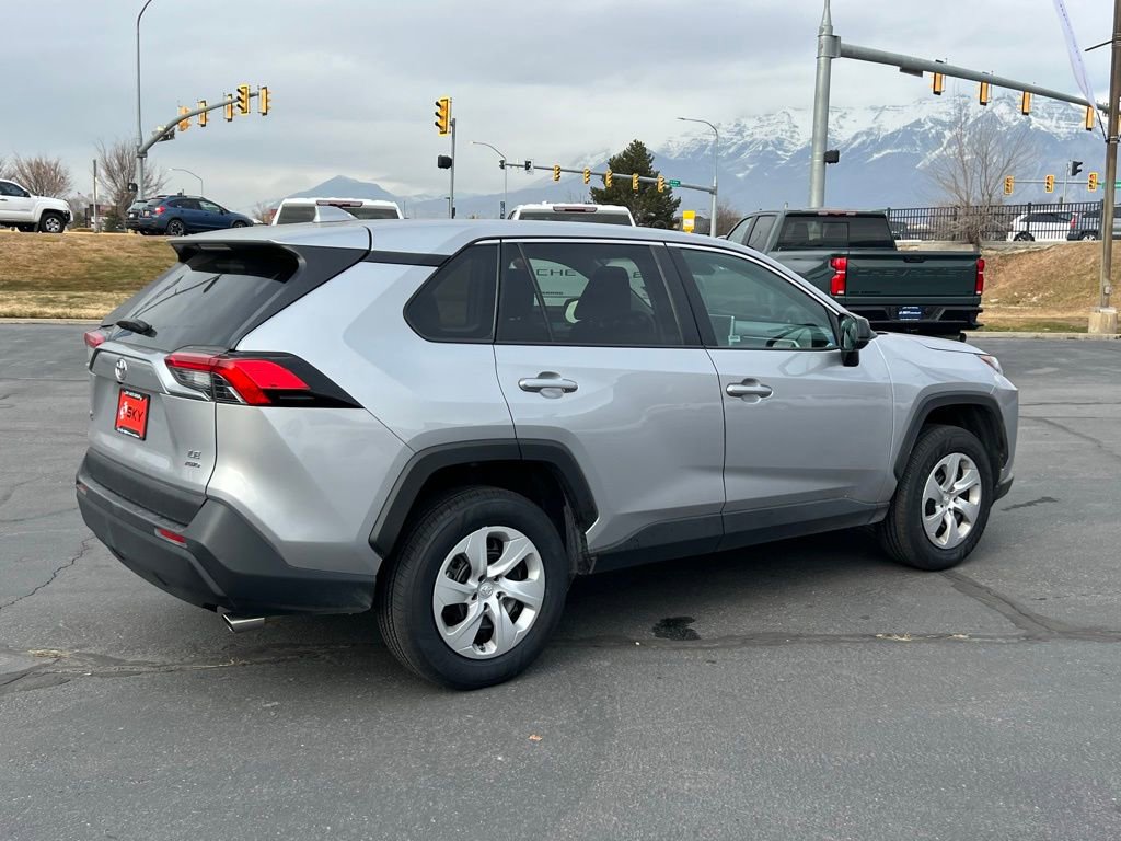 Used 2024 Toyota RAV4 LE AWD/4WD image 7