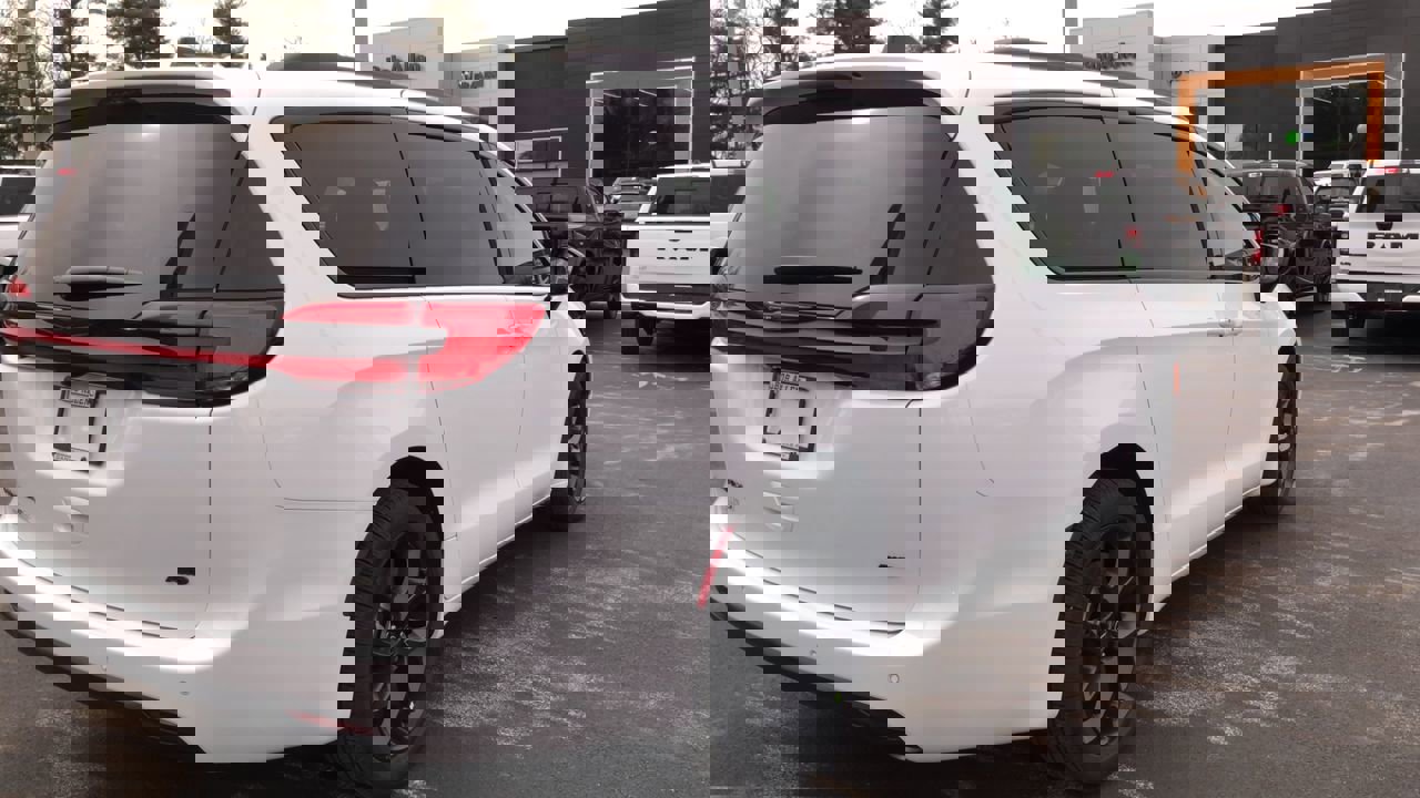 New 2026 Chrysler Pacifica Select image 7