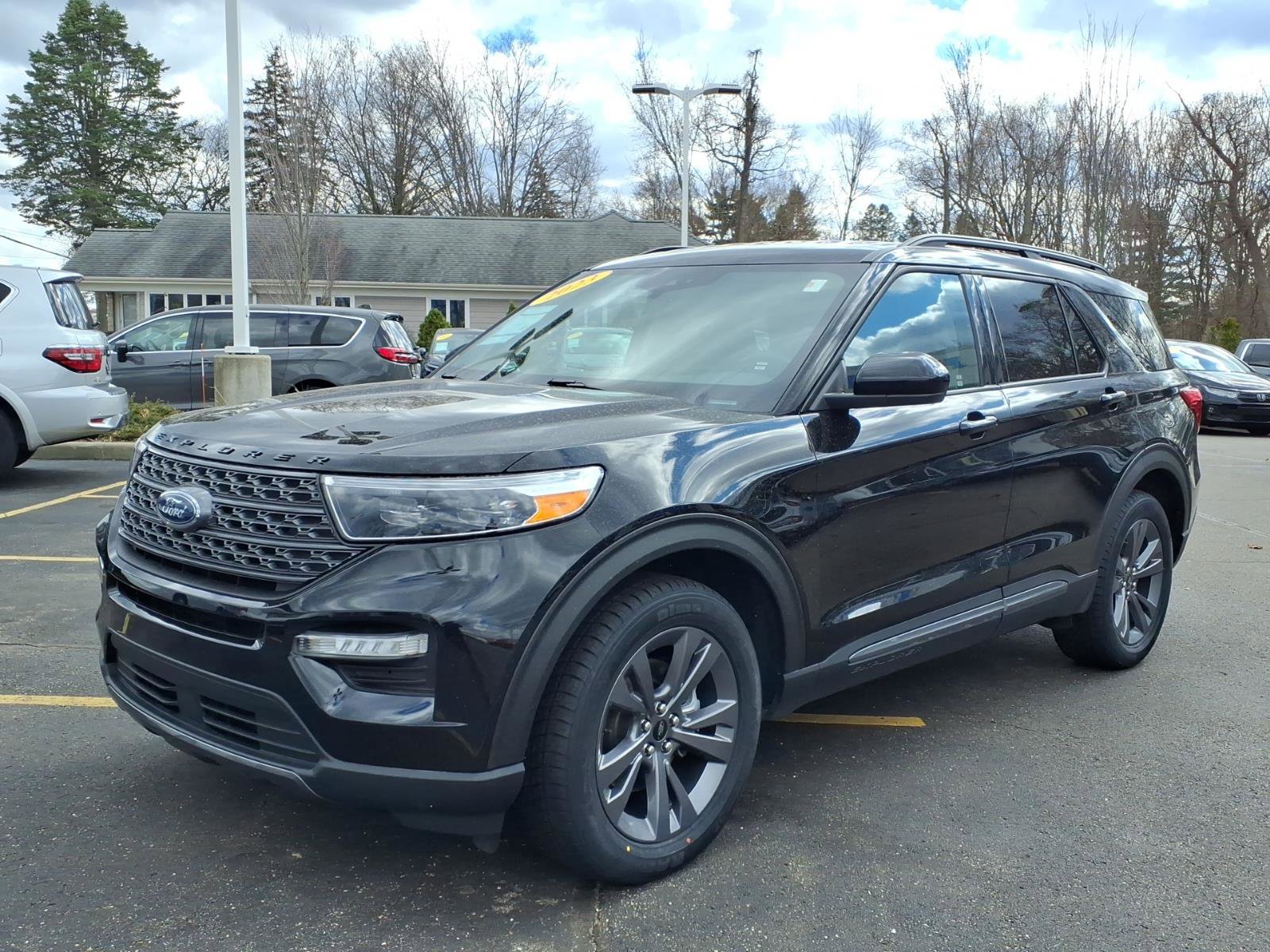 Used 2023 Ford Explorer XLT w/ Equipment Group 202A image 3